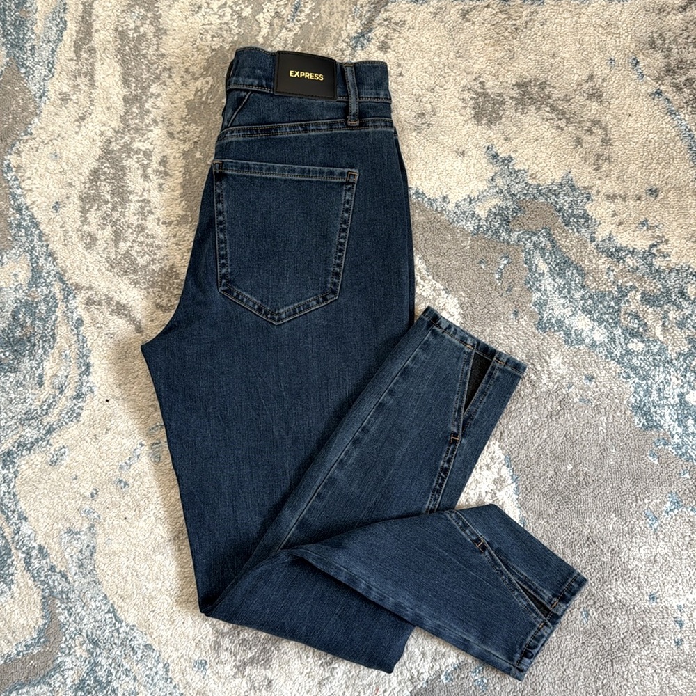 Express Mid Rise Skinny Jeans with split hem. Women’s size 4S.
